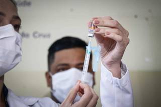 Vacinação com a CoronaVac em posto de saúde de Campo Grande (Foto: Henrique Kawaminami)