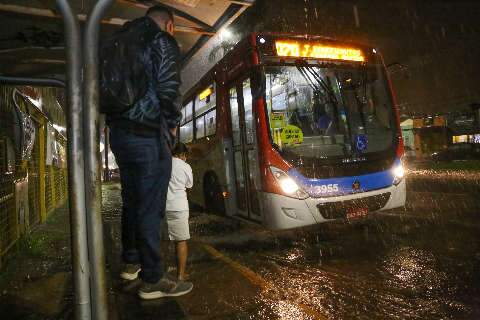 Em época de chuva, ponto de ônibus vira atração maior para o perigo