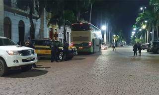 Fiscais apreendem &ocirc;nibus e mandam 42 bolivianos de volta para casa 