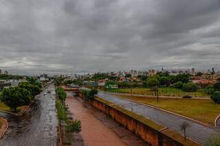 Campo Grande amanheceu com céu fechado, na região da Avenida Ernesto Geisel, e previsão é de mais um dia de chuvas intensas (Foto: Henrique Kawaminami)