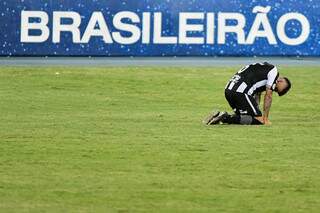 Victor Luis jogador do Botafogo lamenta derrota ao final da partida contra o Atlético-GO no estádio Engenhão pelo campeonato Brasileiro A 2020. Foto, Thiago Ribeiro.