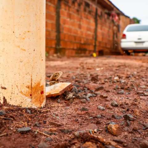 Motociclista chama morador no port&atilde;o de casa e executa jovem a tiros