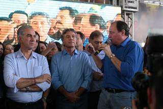 Miglioli, com o microfone e ao lado de Murilo e Reinaldo, na convenção do PSDB que o definiu como candidato ao Senado em 2018 (Foto: Fernando Antunes/Arquivo)
