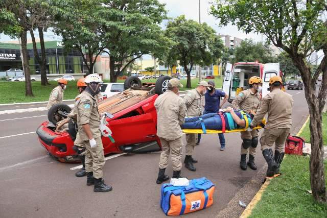 Carro capota em plena Avenida Afonso Pena após ser atingido na traseira 