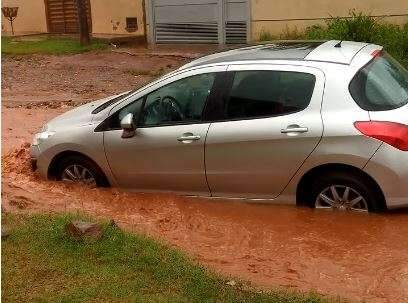 Enxurrada invade ve&iacute;culo durante temporal no Jardim Columbia 