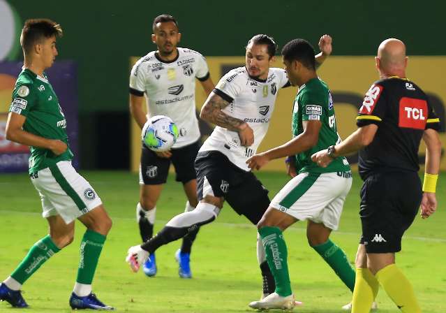 Com show de Vina, Cear&aacute; vence mais uma fora e afunda o Goi&aacute;s no Brasileir&atilde;o