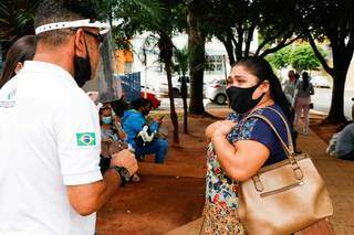 Edilaine Santos, 41 anos, tenta a três dias uma senha para acessar o atendimento remoto do INSS (Foto: Henrique Kawaminami)