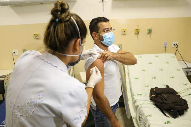 Volunt&aacute;rios descobrem se tomaram vacina ou placebo e j&aacute; saem imunizados do HU