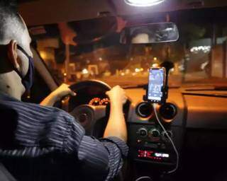 Motorista de aplicativo dirigindo, em Campo Grande (Foto: Arquivo)