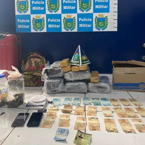 Dupla &eacute; presa com dinheiro e droga que seria levada para S&atilde;o Paulo