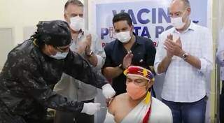 Secretário (de camisa preta) bate palmas durante vacinação. (Foto: Divulgação prefeitura)