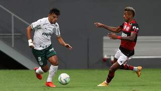 Gabriel Menino, do Palmeiras, disputa bola com Bruno Henrique. (Foto: Cesar Greco) 