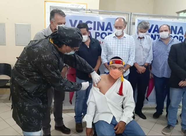 Depois de lan&ccedil;ar campanha de vacina&ccedil;&atilde;o, secret&aacute;rio de Sa&uacute;de testa positivo