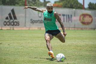Atacante Gabriel treina chute a gol no Ninho da Urubu (Foto: Flamengo/Divulgação)