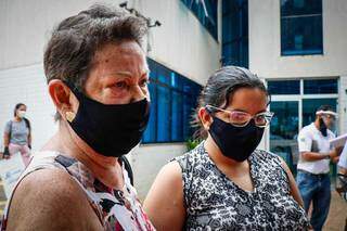 Daise Dias Lima, 61 anos, e a filha reclamam do atendimento (Foto: Henrique Kawaminami)