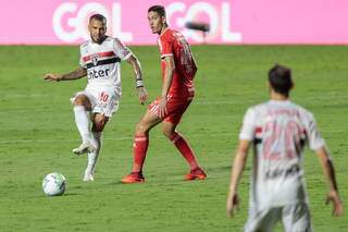 Claudinho brilha, faz 2 gols e comanda goleada do Bragantino sobre o Vasco