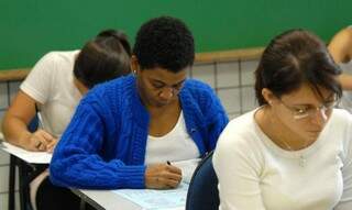 Adultos durante exame para conseguir o diploma (Foto: Agência Brasil)