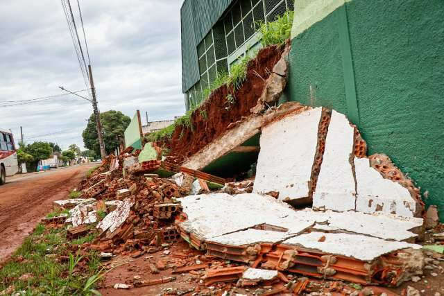 Dois anos ap&oacute;s reforma, muro de 12 metros desaba em escola durante a chuva 