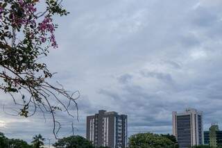 Campo Grande amanheceu com céu nublado nesta sexta-feira. (Foto: Henrique Kawaminami)