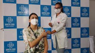 Médica da linha de frente foi a primeira a ser vacinada na Santa Casa, dia 19 (Foto: Ana Oshiro)