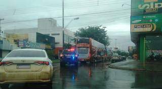 Ônibus apreendidos na Euro Tur sendo escoltados pela Polícia Federal, ontem à tarde (Foto: Adilson Domingos)
