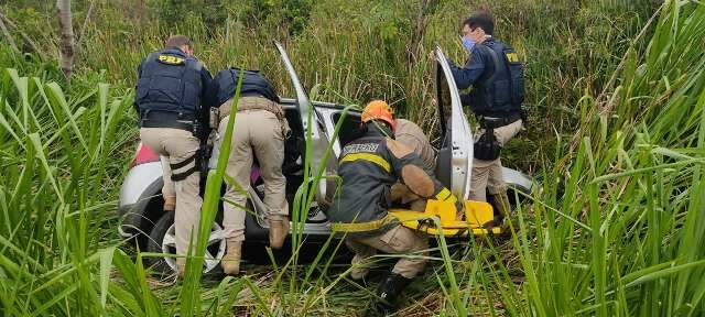 Mulher perde controle de veículo e sai da pista na BR-267 