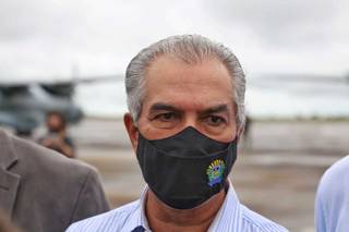 Reinaldo Azambuja durante entrega de vacinas em Campo Grande. (Foto: Paulo Francis)