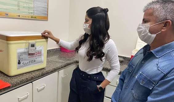 Servidora nega ter &quot;furado fila&quot; e diz que atuou diretamente no combate a v&iacute;rus 