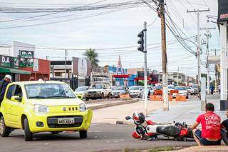 Colisão ocorreu após mototiclista invadir pista interdidada e ser atingido por Uno (Foto: Henrique Kawaminami)