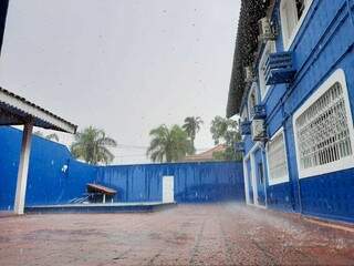 Chuva caiu forte na região do Bairro São Francisco, na Capital (Foto: Ana Beatriz Rodrigues)