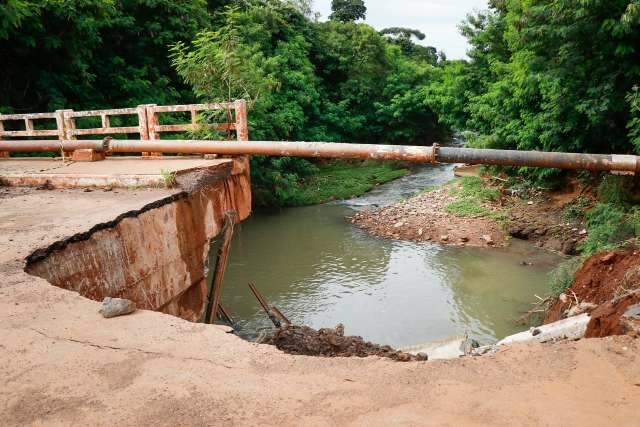 Cratera engole mais um peda&ccedil;o de ponte em avenida do Tijuca