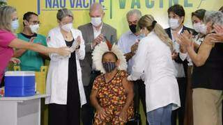 Domingas, mulher indígena, foi a primeira pessoa a ser vacinada em Mato Grosso do Sul (Foto: Arquivo/Silas Lima)