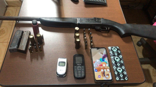 Celulares, armas e munições foram apreendidos na casa do suspeito (Foto: divulgação / MS News) 