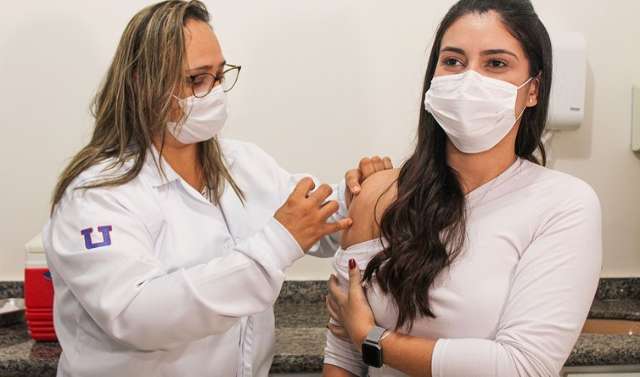 Servidora de apenas 25 anos &eacute; imunizada e levanta suspeita sobre &ldquo;fura fila&rdquo;