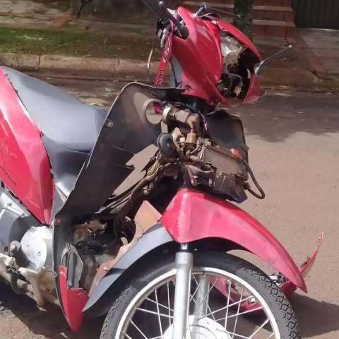 Colis&atilde;o entre moto e caminhonete mata mulher de 30 anos
