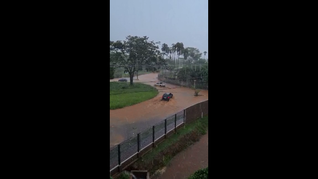 Em meia hora, chuva alaga rotat&oacute;ria na avenida Tr&ecirc;s Barras