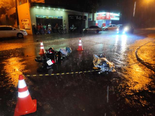 Colisão entre carro e moto mata mulher em cruzamento 