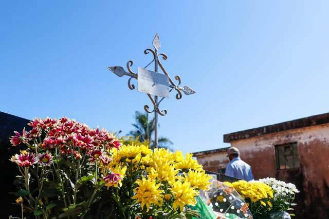 Em dia com 23 sepultamentos por covid, v&iacute;tima mais jovem morreu aos 35 anos