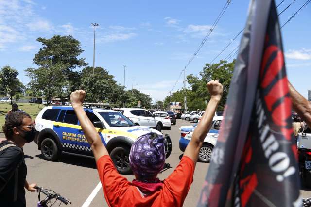 Protesto contra Bolsonaro re&uacute;ne centenas de carros, mesmo com bloqueio da Guarda
