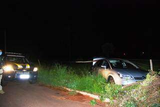 Condutor só parou veículo após colidir com cerca de arame (Foto: Tiago Apolinário/Da Hora Bataguassu)
