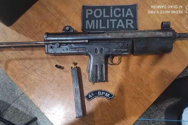 Dois s&atilde;o presos ap&oacute;s discuss&atilde;o e pol&iacute;cia encontra submetralhadora