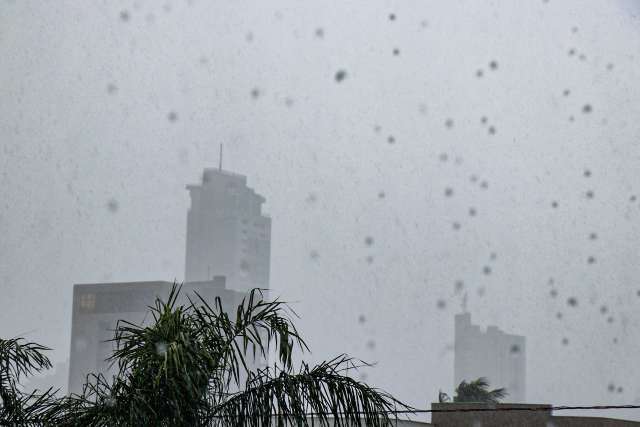 Tempo fecha e chuva forte interrompe dia ensolarado na Capital
