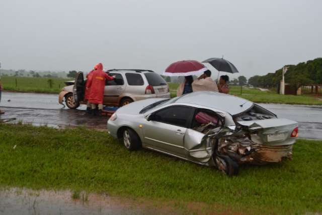 Durante temporal, ve&iacute;culos colidem, &quot;rodam&quot; na pista e dois ficam feridos 