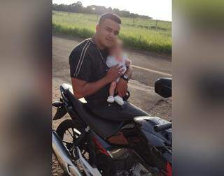 Silas com o filho, que completou 1 mês de idade e moto recém comprada: &#34;Ele estava muito feliz&#34;, disse a mãe dele (Foto: Reprodução)