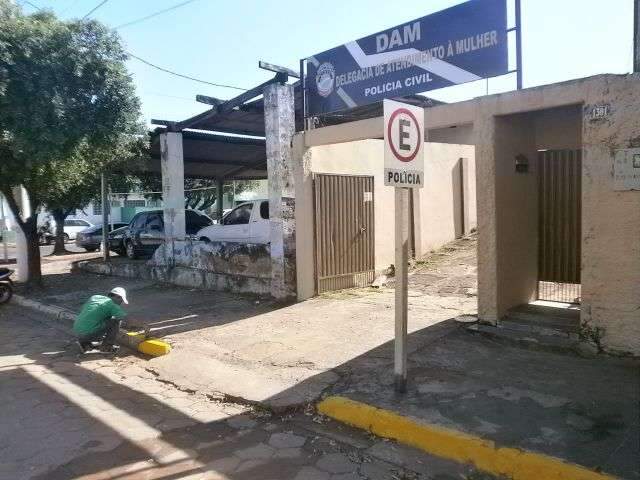 Professor acusado de estuprar a afilhada e adolescente de 15 anos &eacute; preso 