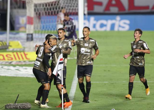 S&atilde;o Paulo joga mal, empata com Coritiba e perde chance de voltar &agrave; lideran&ccedil;a