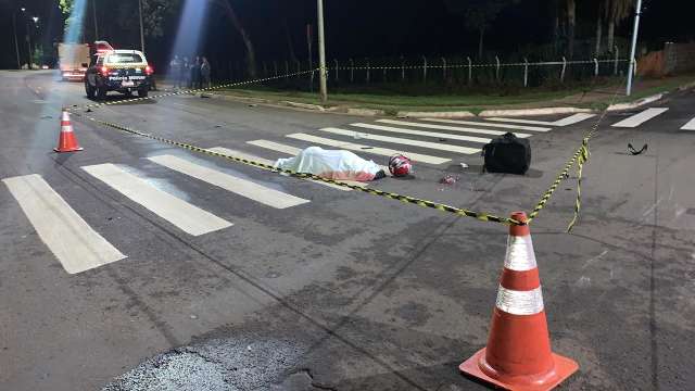 Sem CNH, jovem de 18 anos morre ap&oacute;s bater moto em caminh&atilde;o na L&uacute;dio Coelho