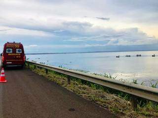 Viatura do Corpo de Bombeiros estacionada ao lado do lago enquanto militares faziam as buscas, nesta tarde. (Ednéia Pinheiro/Da Hora Bataguassu