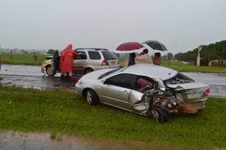 Durante temporal, ve&iacute;culos colidem, &quot;rodam&quot; na pista e dois ficam feridos 
