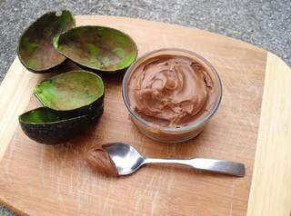Aqui, esta mousse de chocolate é feita com abacate (Foto: Reprodução)